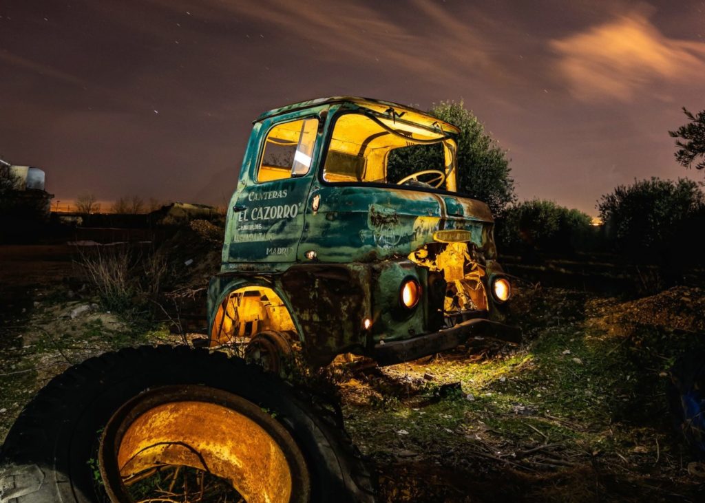 Óxido en la cantera –  Fotografía nocturna de camión