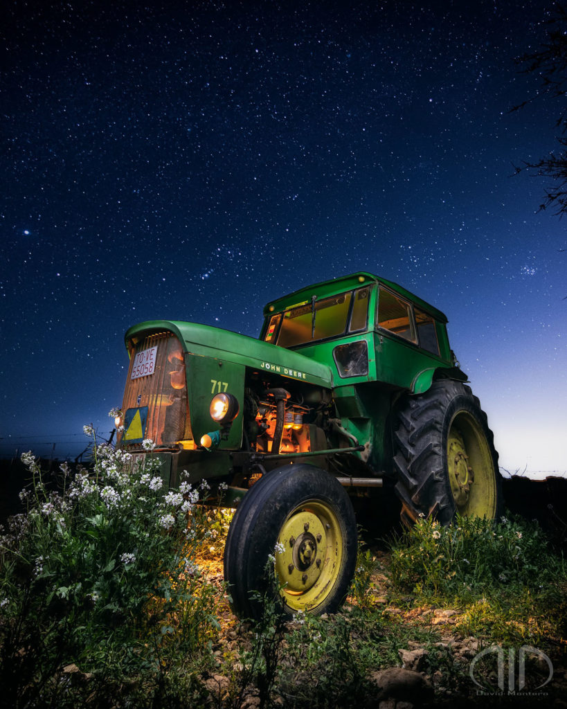 Fotografía nocturna tractor verde y orion estrellas david montero