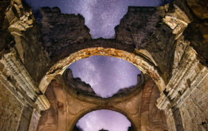 Dest Bóveda celeste - La Vía Láctea como techo de esta ermita - DMD Fotografía