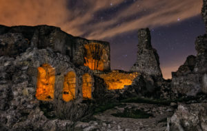 dest Resistencia - foto nocturna en las ruinas de un castillo - DMD Fotografía