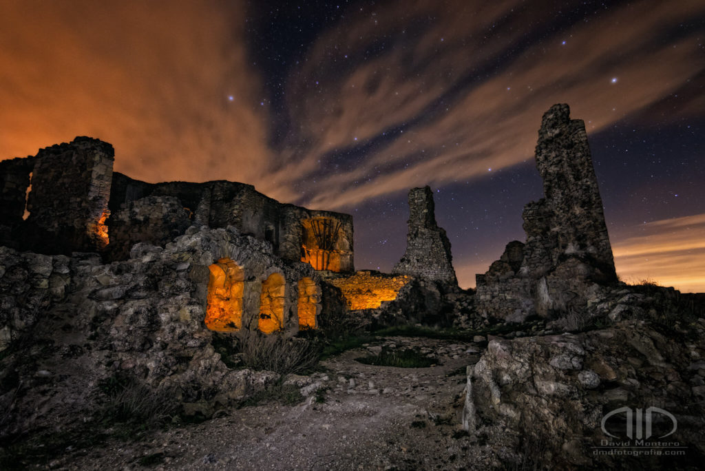 Resistencia - foto nocturna en las ruinas de un castillo - DMD Fotografía