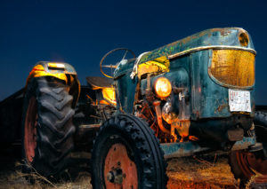 Un viejo tractor iluminado en la noche - lightpainting fotografía nocturna
