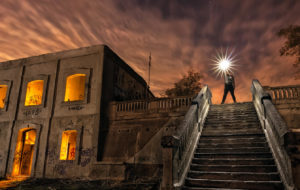 Apeadero abandonado iluminado. Fotografía nocturna