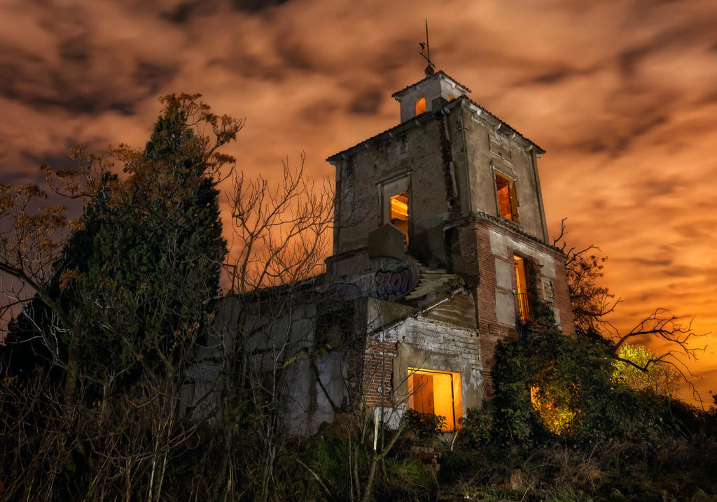 La casa encantada - Fotografía nocturna de una iglesia abandonada en ruinas