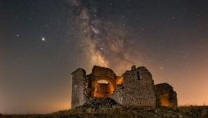 Fotografía Nocturna de larga exposición donde se muestra las ruinas de la ermita de Santa Ana y la vía láctea