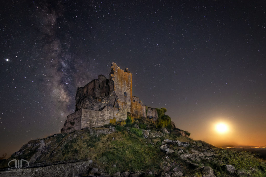 Señor de las estrellas y guardían de la luna, Castillo de Trevejo - DMD Fotografía vía láctea