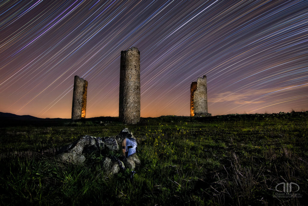 Fotografía de trazas de estrellas circumpolar, ecuador celeste en la ruinas