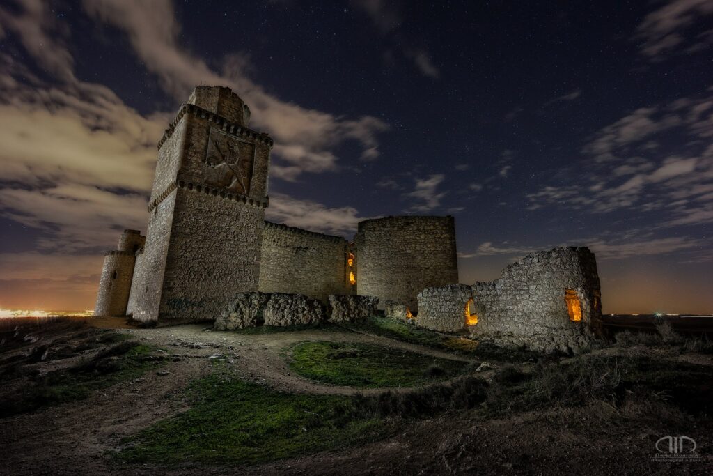 Fotografía nocturna del Castillo de Barcience - Lebiakhon