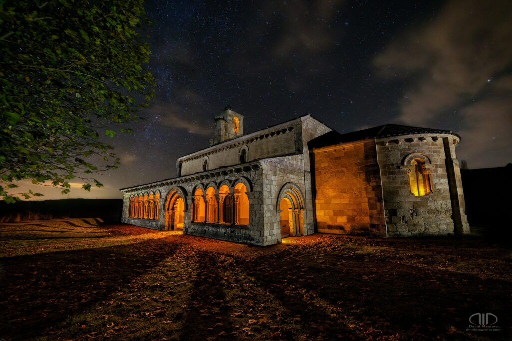 La Iglesia del “empañao” – Fotografía nocturna de románico