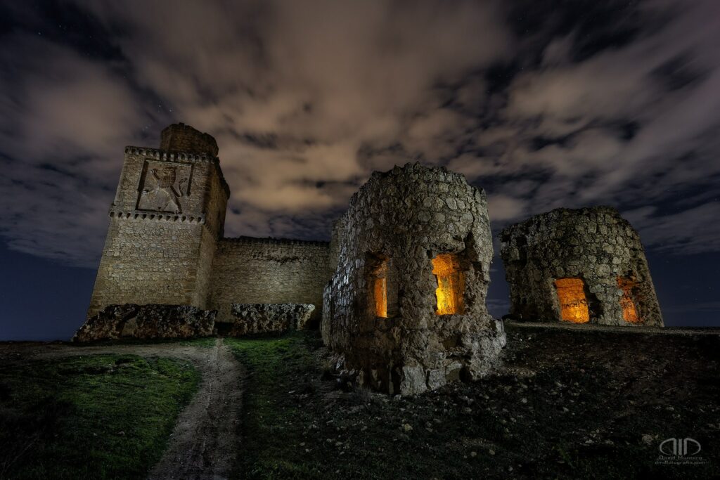 Bajo el signo del León – Al fin, nocturna en el Castillo de Barcience