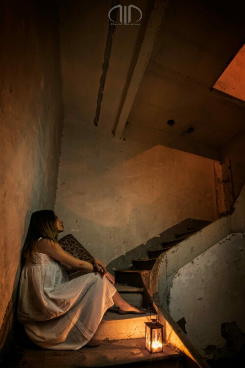 Sola en la Oscuridad fotografía David Montero
