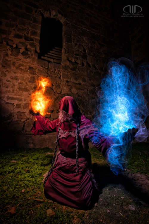 El Mago Rojo. Fotografía de larga exposición nocturna con ligthpainting. Un mago rojo arrodillado con efectos de fuego y hielo