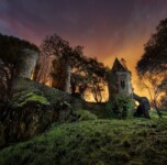 cuentos en la niebla - Lebiakhon fotografía nocturna cuentos en la niebla - Lebiakhon fotografía nocturna. Castillo medieval abandonado iluminado por la noche, con niebla y un cielo nublado épico