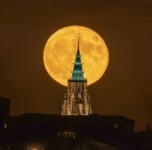 David Montero Lebiakhon - Fotografia nocturna Luna sobre la catedral de Toledo David Montero Lebiakhon - Fotografia nocturna Luna sobre la catedral de Toledo